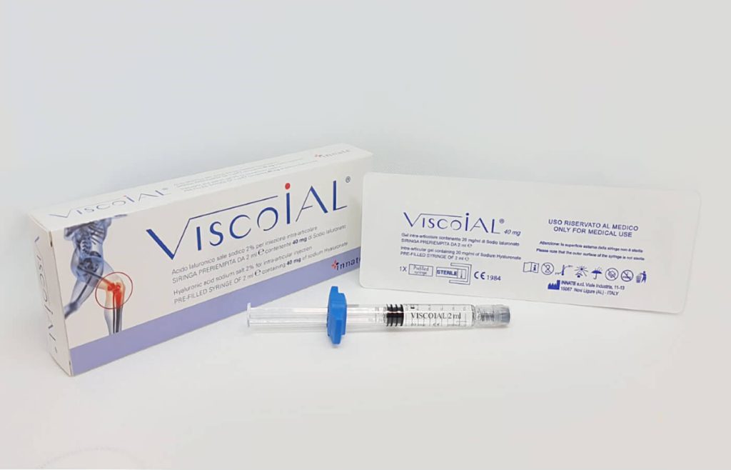 Viscoial 40 MG, hyaluronik asidin sodyum tuzuna dayanan tıbbi bir üründür. Hyaluronik asit, fermantasyon yoluyla elde edilen 1000 ila 1500 kDa arasında sabit bir moleküler ağırlığa sahiptir: bu, ürünün mutlak saflığını garanti eder, alerjen ve inflamatuar reaksiyon risklerini en aza indirir.