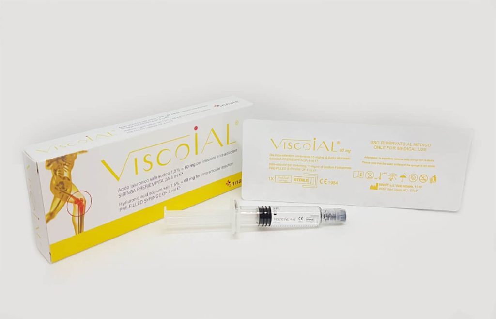 Viscoial 40 MG, hyaluronik asidin sodyum tuzuna dayanan tıbbi bir üründür. Hyaluronik asit, fermantasyon yoluyla elde edilen 1000 ila 1500 kDa arasında sabit bir moleküler ağırlığa sahiptir: bu, ürünün mutlak saflığını garanti eder, alerjen ve inflamatuar reaksiyon risklerini en aza indirir.
